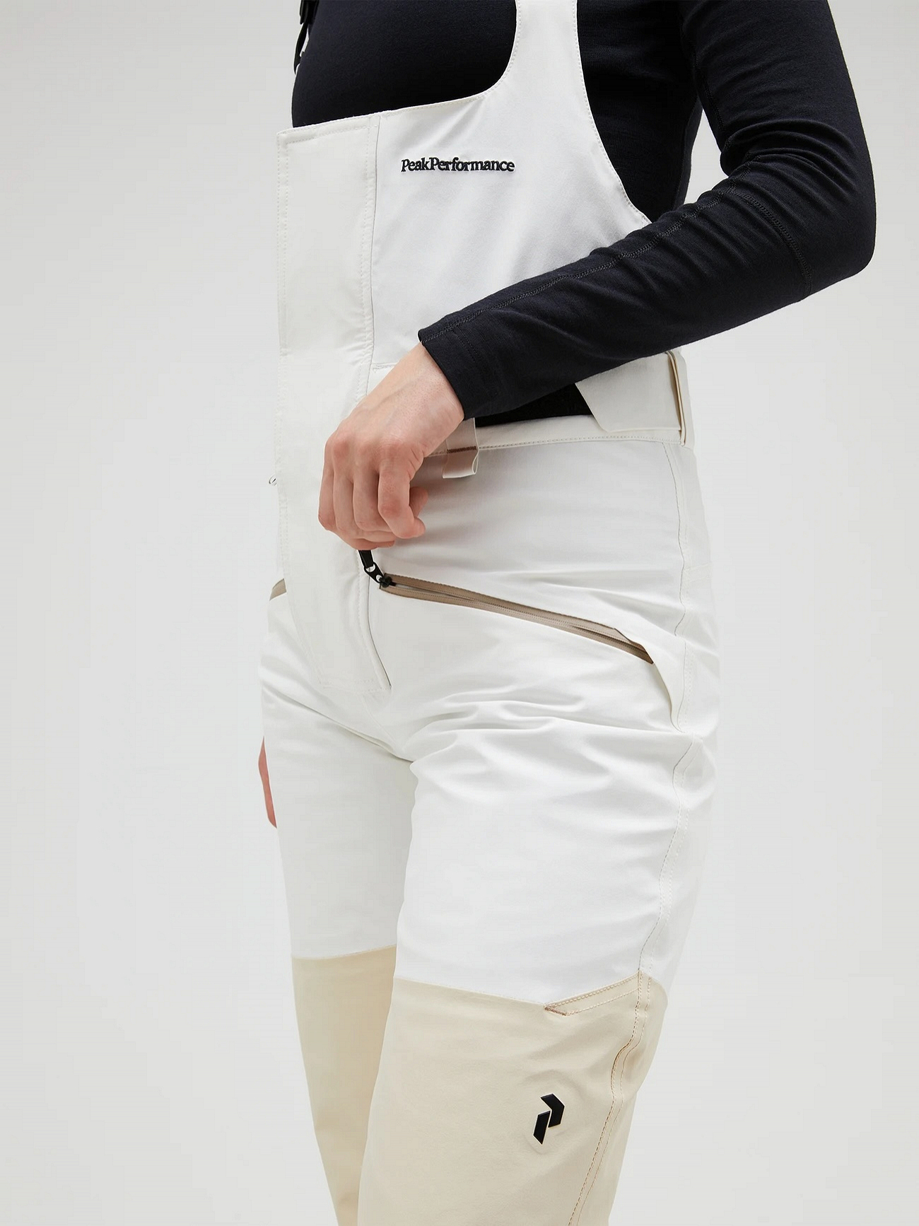 W 2L Stretch Bib Pants (FW24) - Peak Performance Whistler W 2L Stretch Bib Pants (FW24) - Peak Performance Whistler